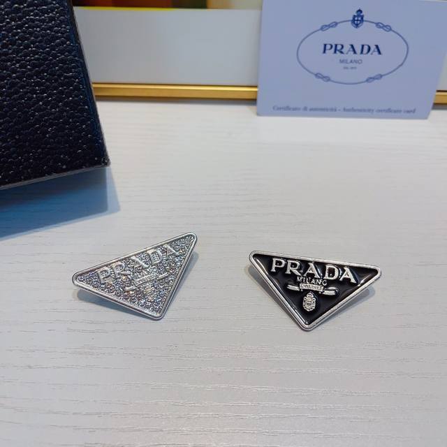 Prada brooch DDD New triangle brooch, elegant and versatile, a must-have for any Prada brooch DDD New triangle brooch, elegant and versatile, a must-have for any