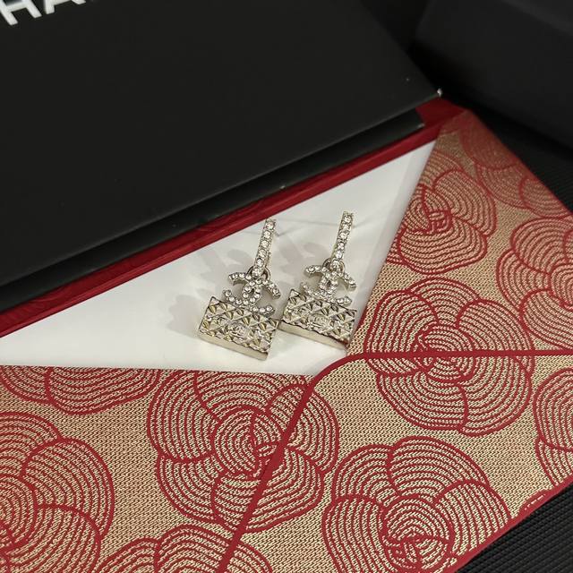 Selling like hotcakes! Chanel's latest exquisitely crafted quilted diamond-stud Selling like hotcakes! Chanel's latest exquisitely crafted quilted diamond-stud