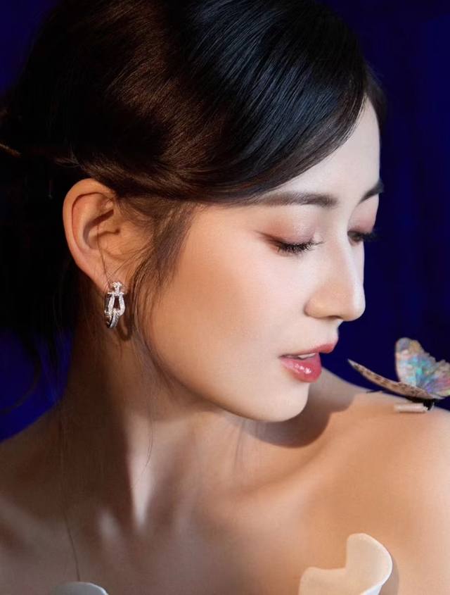 V Gold 5140240 Fred Force Circle Clasp Earrings with Full Diamond Set. Inspired