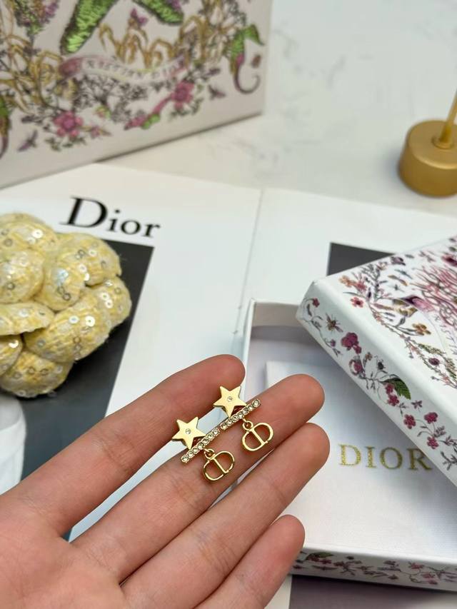 Dior Star Pendant Earrings These Dior star pendant earrings are made of gold-pla