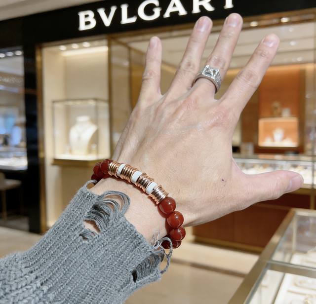 Bulgari bracelet in V gold. Made with natural red agate from the Bulgari Divas'