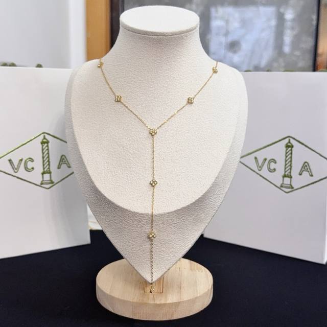 Exquisite Original Van Cleef & Arpels Four-Leaf Clover Necklace, a classic desig