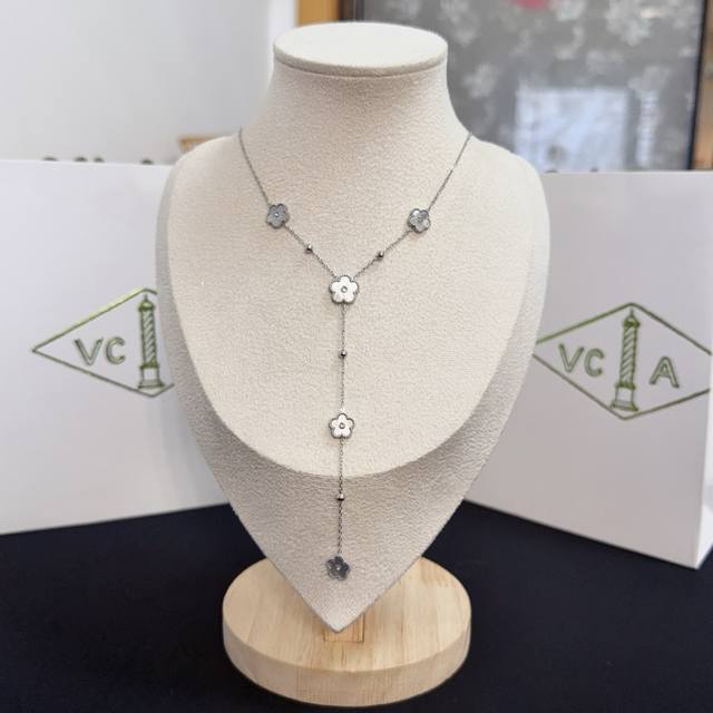 Exquisite Original Van Cleef & Arpels Four-Leaf Clover Necklace, a classic desig