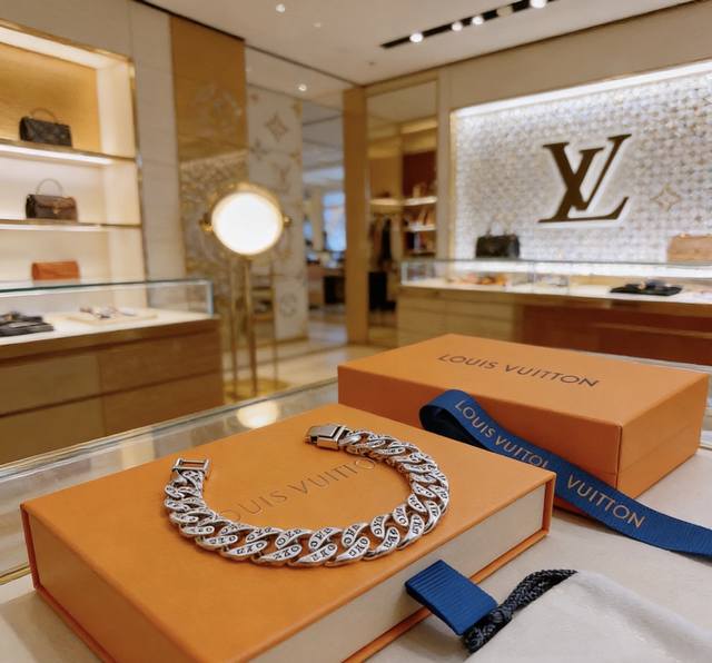 High-quality Louis Vuitton bracelet, original quality, new model, retro trendy f