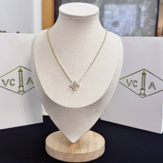 Batch 150 Exquisite Original Van Cleef & Arpels Four-Leaf Clover Necklace, a cla