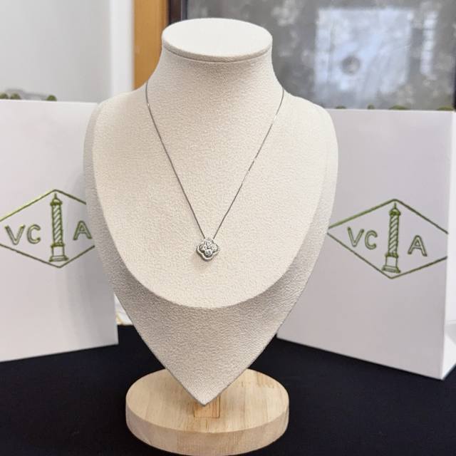 Batch 120 Exquisite Original Van Cleef & Arpels Four-Leaf Clover Necklace, a cla