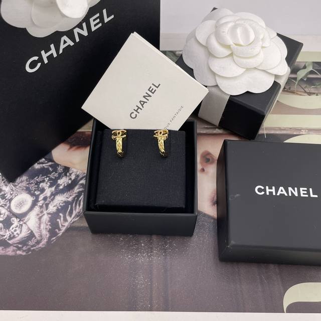 We are releasing the Chanel quilted small curved earrings Z 4600. Bulk inquiries