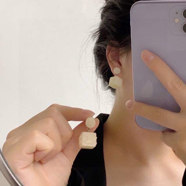 New High-Quality Chanel Double C Minimalist Square Pendant Ivory White Fluoresce