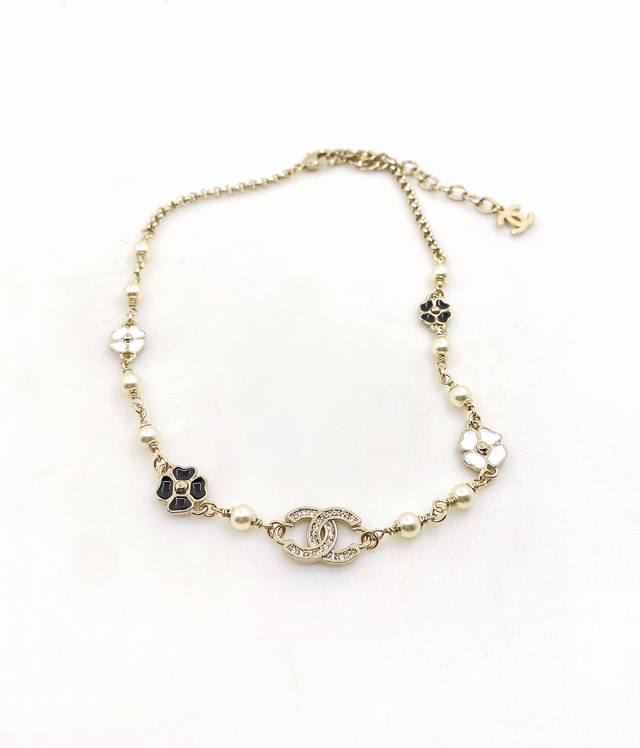 Chanel Latest Black And White Flower Necklace, Consistent With Zp Brass Material