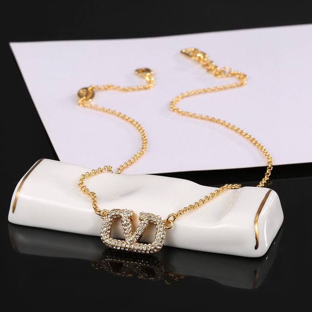 Valentino. Valentino Official Store New Necklace: Abandoning The Traditional Stu