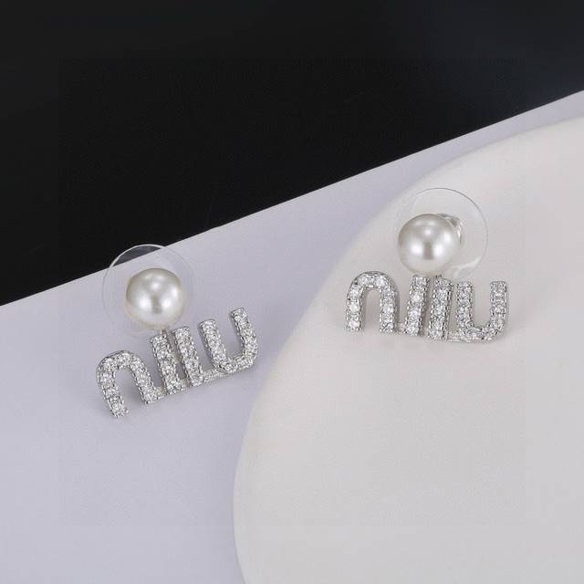 Zp Miu Miu Pearl Letter Stud Earrings With Original Logo Design, Multiple Wearin