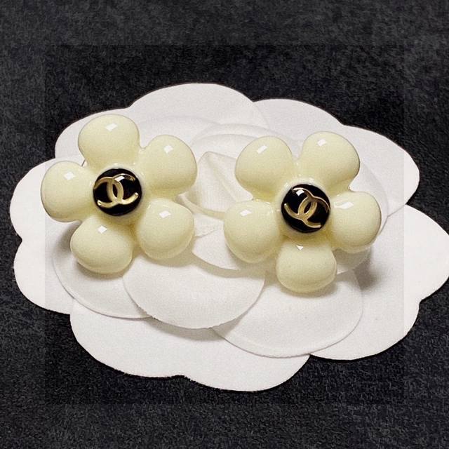 2025 Spring/Summer Edition Chanel Classic Camellia Flower Stud Earrings