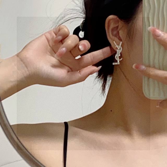 New Arrival Ysl Saint Laurent Full Diamond Stud Earrings. Beauty Can Never Surpa