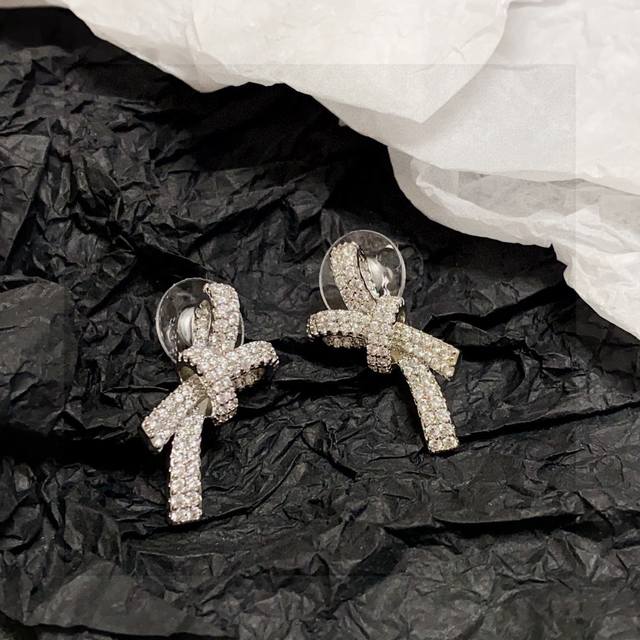 Xiaohongshu Recommended 25 New Chanel Earrings With Full Diamond Bow Design