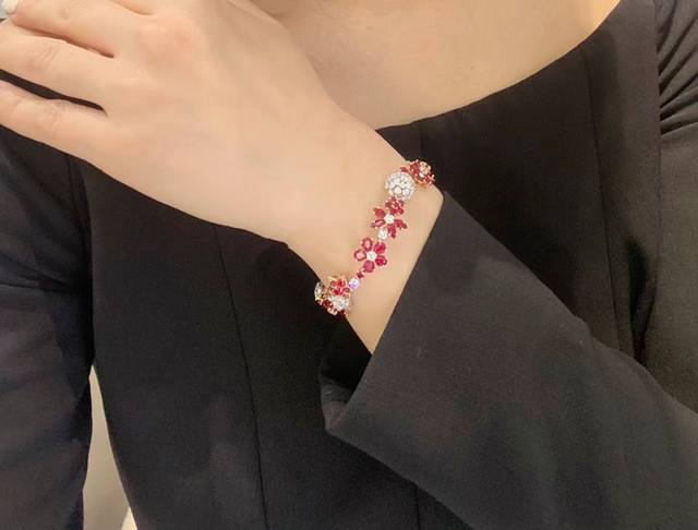 V Gold Material Vca Red Diamond Floral Bracelet, Breaking The Classic Four-Leaf