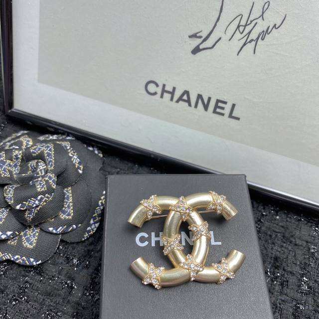 Code A366 0857845 Popular Brooch Design Now Available! Exclusive High-End Qualit