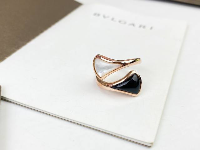 Bvlgari Black Onyx And White Mother-Of-Pearl Offset Fan-Shaped Ring