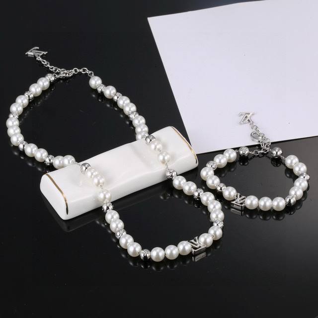 Lv Louis Vuitton Classic Authentic-Grade Pearl Necklace And Bracelet, Also Perfe