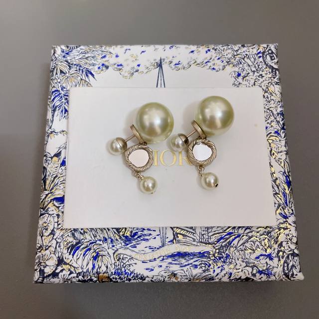 High-Quality, Details As Shown. D Mirror Pendant Double Pearl Ear Studs Z 4300!
