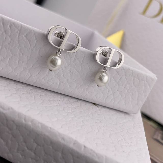 High-Quality, Details As Shown. Cd Pendant Ear Studs Z 3200, Latest Silver Color