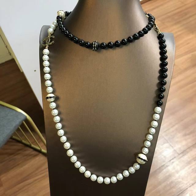 Fall/Winter Sweater Chain Chanel Sweater Chain Chanel Black And White Pearl Chai