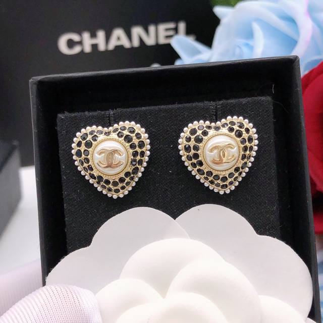 Id Xed0305 Chanel Heart-Shaped Ear Studs With Black Diamonds