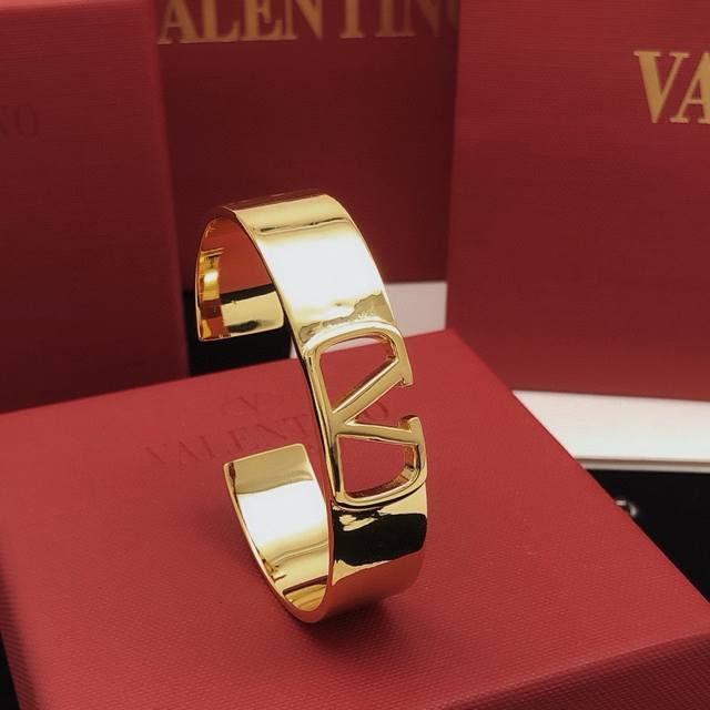 Model No. Vsz0009 Valenti*O Latest Polished Bracelet In Gold, Zp Brass Material