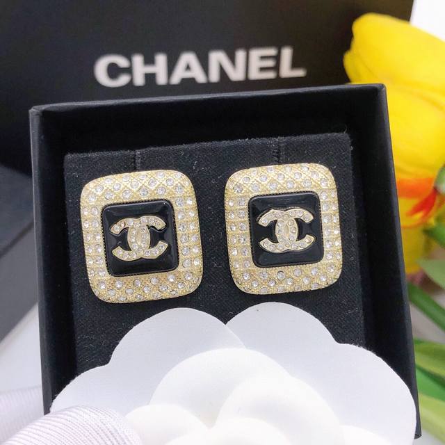 Xed0135 Zp Patterned Chanel Square Black Ear Studs. Elegant And Sophisticated De