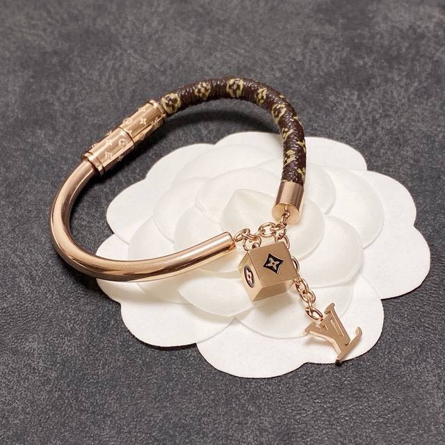 New Arrival Authentic Single-Piece Item Louis Vuitton Leather Bracelet Louis Vui