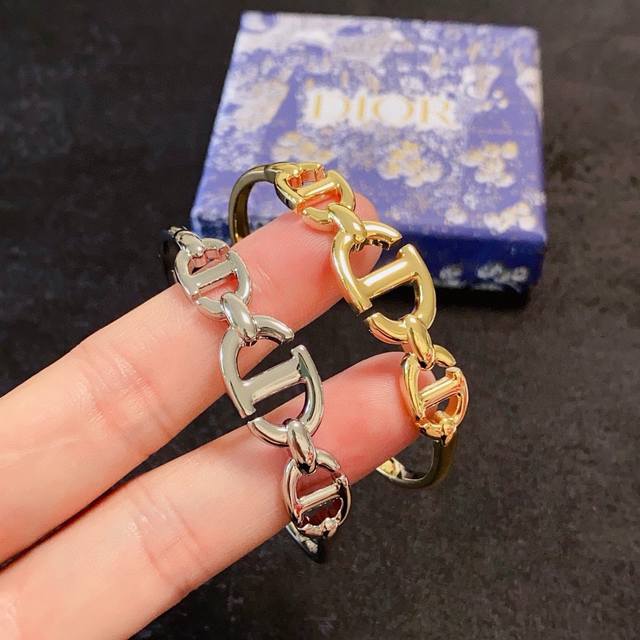 Dior New Arrival Beautiful Open Bangle Bracelet, Versatile And Stylish. The New