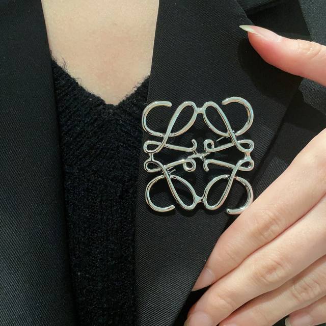 Loewe New Brooch High-End Elegance Simple Lines Perfect With Suits And Coats Can