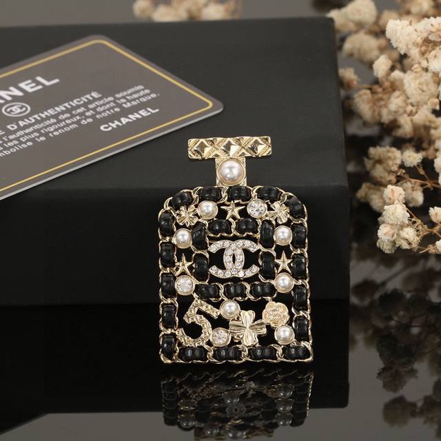 Ch Nel New-Style Woven Perfume Bottle Black Leather Brooch Black Woven Leather C
