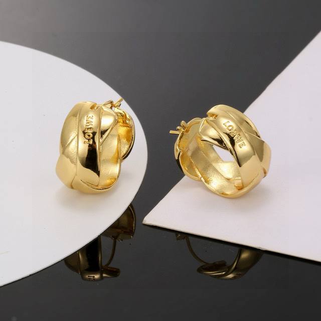 The Golden Bestseller Loewe's Design Is Truly Amazing, Very Artistic! Its Logo I