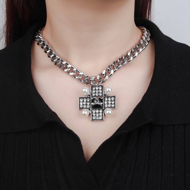 Xiao Xiang New Pearl Necklace Stunning! A Must-Have Accessory For New Sweaters.