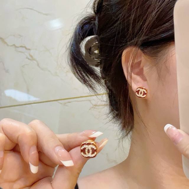 New Arrival High-End Chanel Double C Simple New Year Red Retro Square Small Earr