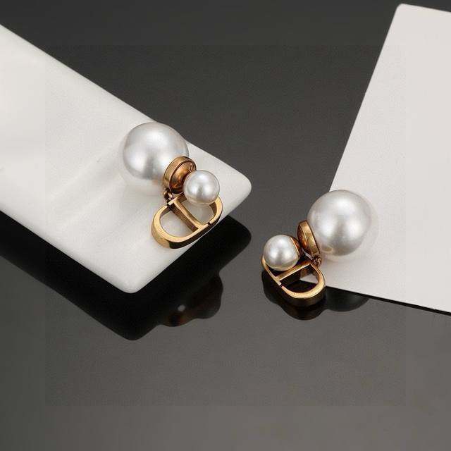 Dior's New Best-Selling Ear Studs, Newly Released Cd-Sized Pearl Letters, Retro-