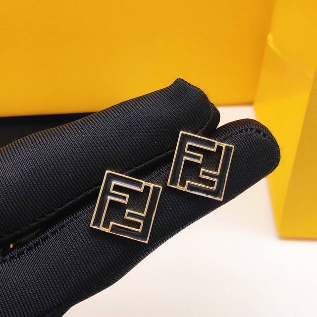 Code Fded0021 Fendi Square Stud Earrings With Black Drip Design