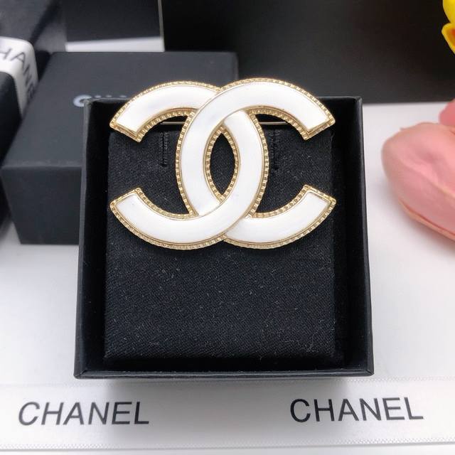 Code Xxz0217 Chanel Fall/Winter New Arrival Small Chanel White Ceramic Brooch Wh