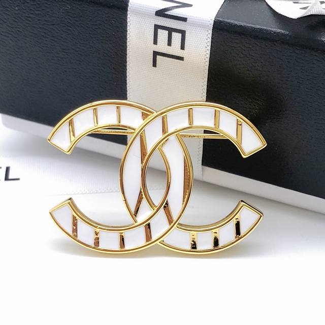 Id Xxz0024 Chanel Brooch With Dripping White Design