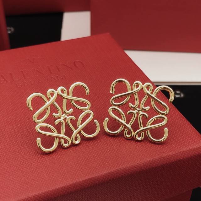 Code Lywed0026 Loewe*Latest Model Smooth Ear Studs, Consistent Zp Brass Material
