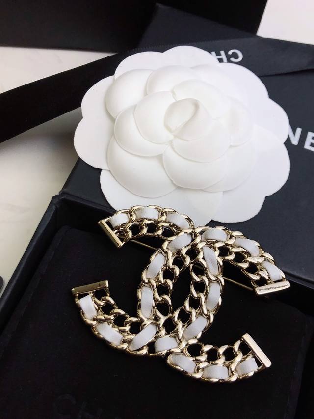 Chanel New Chanel High-End White Wheat Ear Leather Choker Brooch Goddess Alin Sa