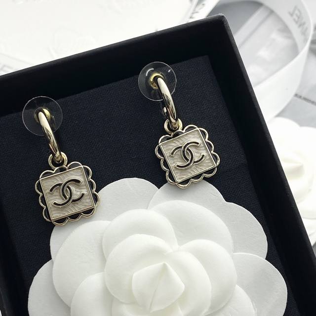 Code E2782 Chanel Earrings Hot New Arrival Chan 24 Black Enamel Lace-Edged Squar