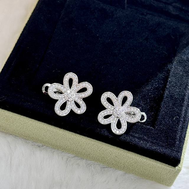 S0215 Finally Available! Small-Sized Flower Ear Studs, Classic Large Flower Desi