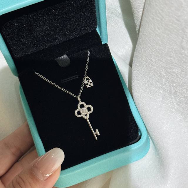 A1068 T-Brand Heart Crown Micro-Set Key Lock Necklace Summer-Ready Versatile Des