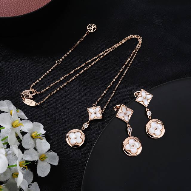 Authentic Price Earrings And Necklace. The New Lv Design Sweeps The Fashion Worl