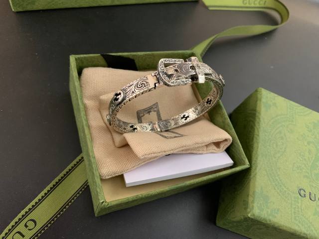 Gucci Gucci Antique-Style Silver Buckle Strap Interlocking G-Shaped Openwork Eng
