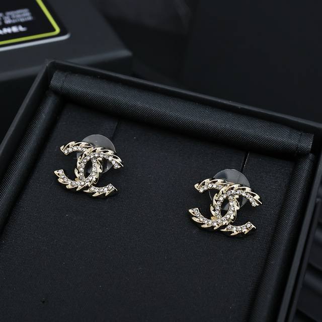 Chanel Chanel Wavy Full-Diamond Double C Earrings Perfect For Those Who Prefer L
