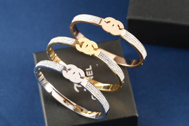 Xiangxiang Bracelet Small Diamonds Adorn The Wrist, Highlighting Its Lines And B