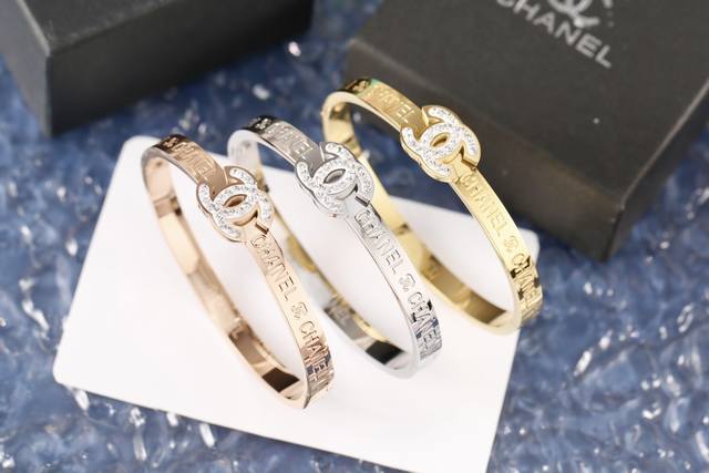 Xiangxiang Bracelet With Diamonds And Logo On The Edge