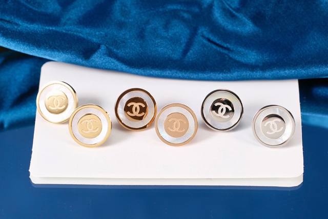 Fragrance House Round White Pearl Earrings Round Double C Paired With White Pear